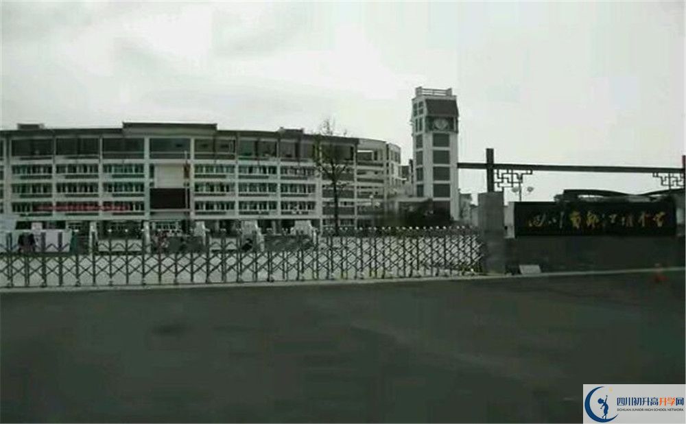 都江堰中學(xué)的初升高分?jǐn)?shù)線是多少？