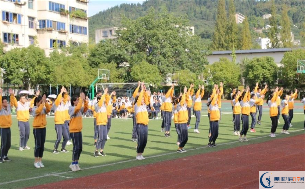 洛帶中學(xué)一年的學(xué)費(fèi)是多少？