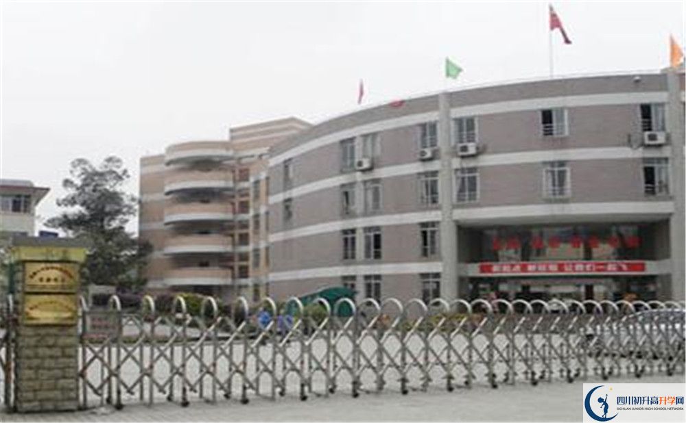 成都七中嘉祥外國(guó)語(yǔ)學(xué)校的學(xué)費(fèi)一期是多少？