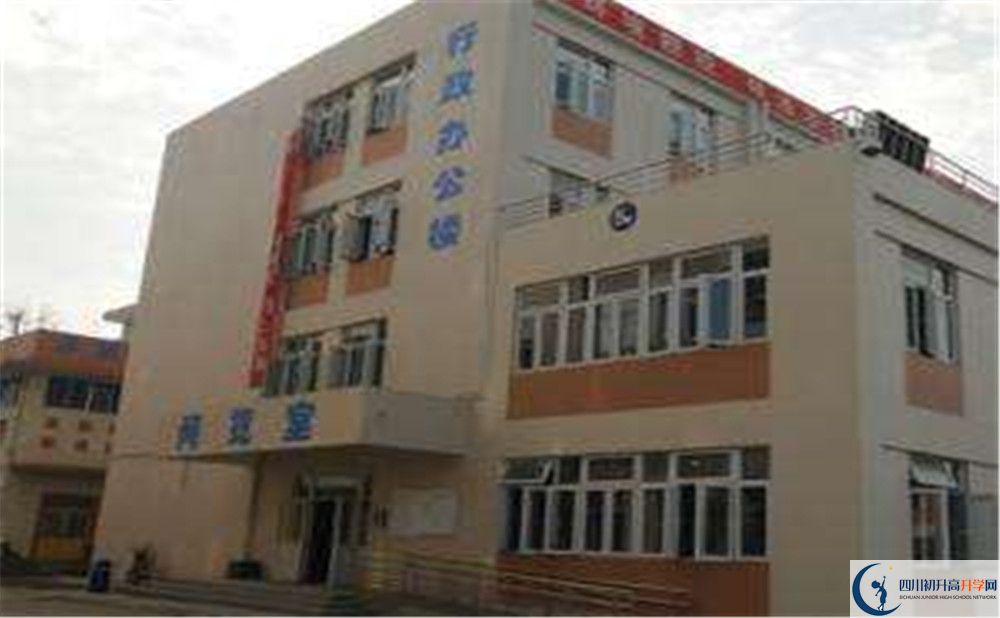 蜀城中學(xué)一學(xué)期的學(xué)費(fèi)是多少？