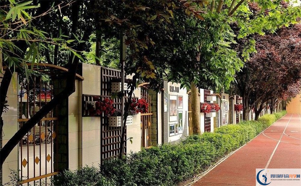 成都大學(xué)附屬中學(xué)一期的學(xué)費是多少？