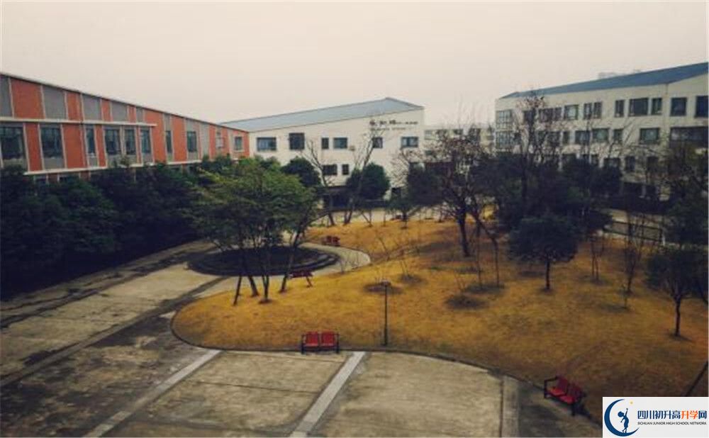 成都實驗外國語學(xué)校（西區(qū)）高一多久放一次假？