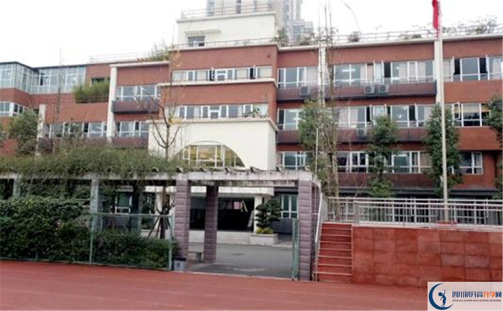 成都七中八一學(xué)校的住宿費(fèi)用是多少？