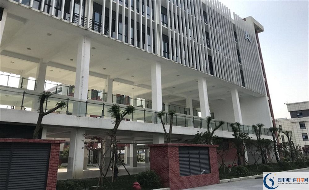 北京第二外國語學院成都附屬中學高中部的地址在哪里？