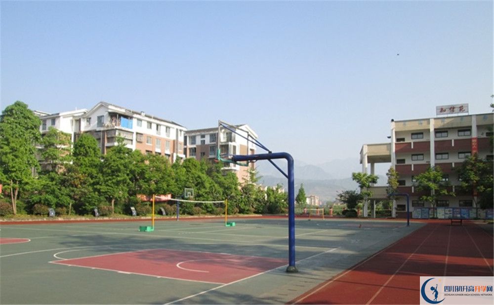 都江堰育才學(xué)校的高中住宿怎么樣？