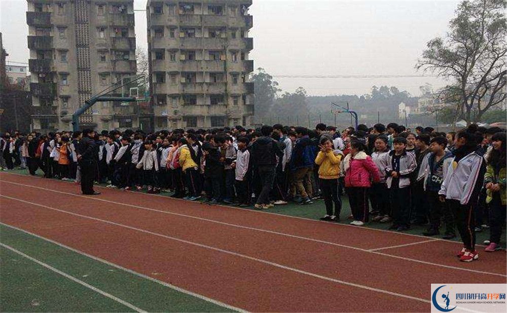 高板中學(xué)2020年外地生學(xué)費(fèi)是多少？