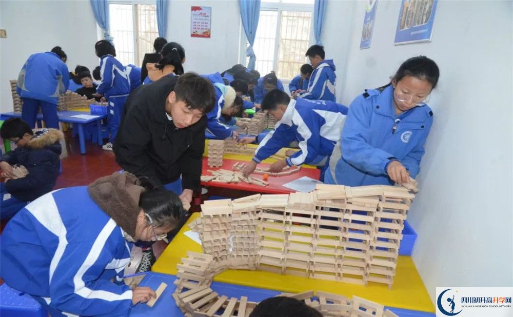 成都華西中學(xué)實(shí)驗(yàn)班人數(shù)是多少？