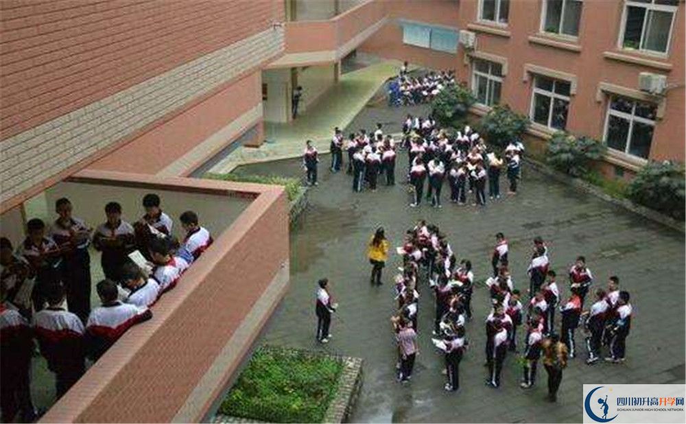 成都西川中學實驗班學費貴嗎？