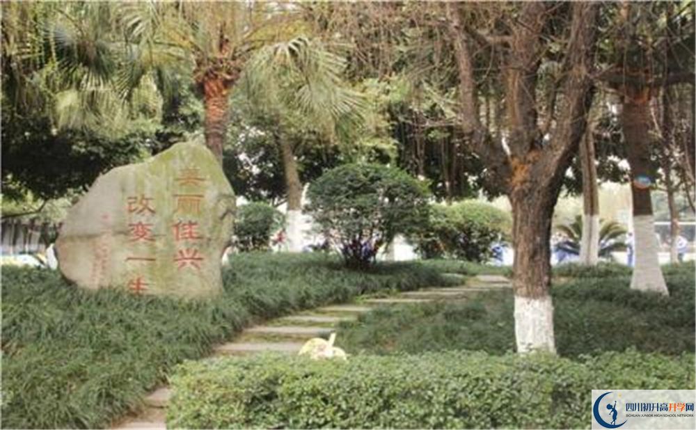 成都石室佳興外國(guó)語(yǔ)學(xué)校在校學(xué)生總?cè)藬?shù)是多少？