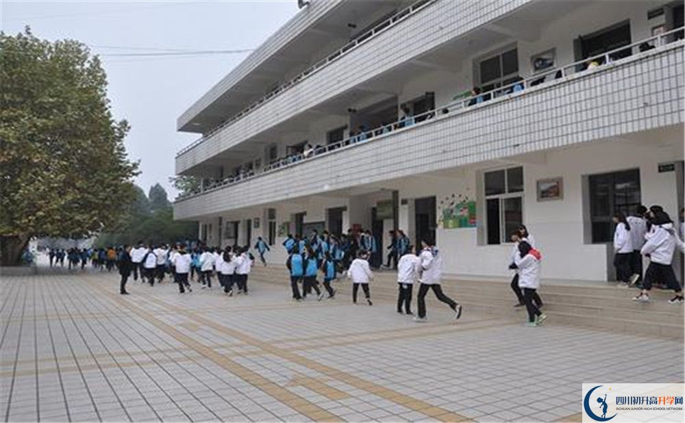 成都市太平中學在校學生總?cè)藬?shù)是多少？