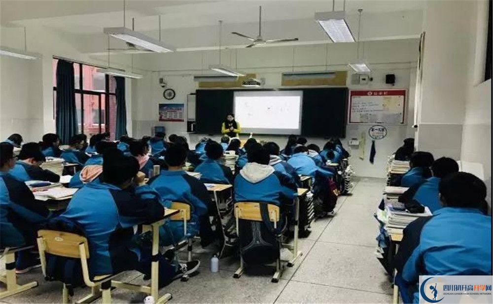 新都一中在校學(xué)生總?cè)藬?shù)是多少？
