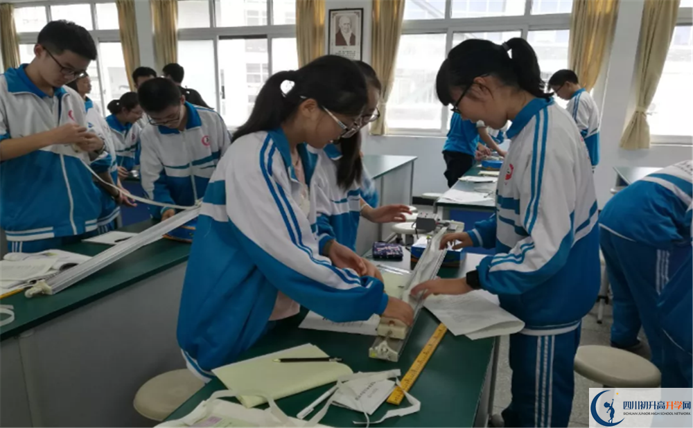 都江堰中學今年的學費怎么收取，是否變化？