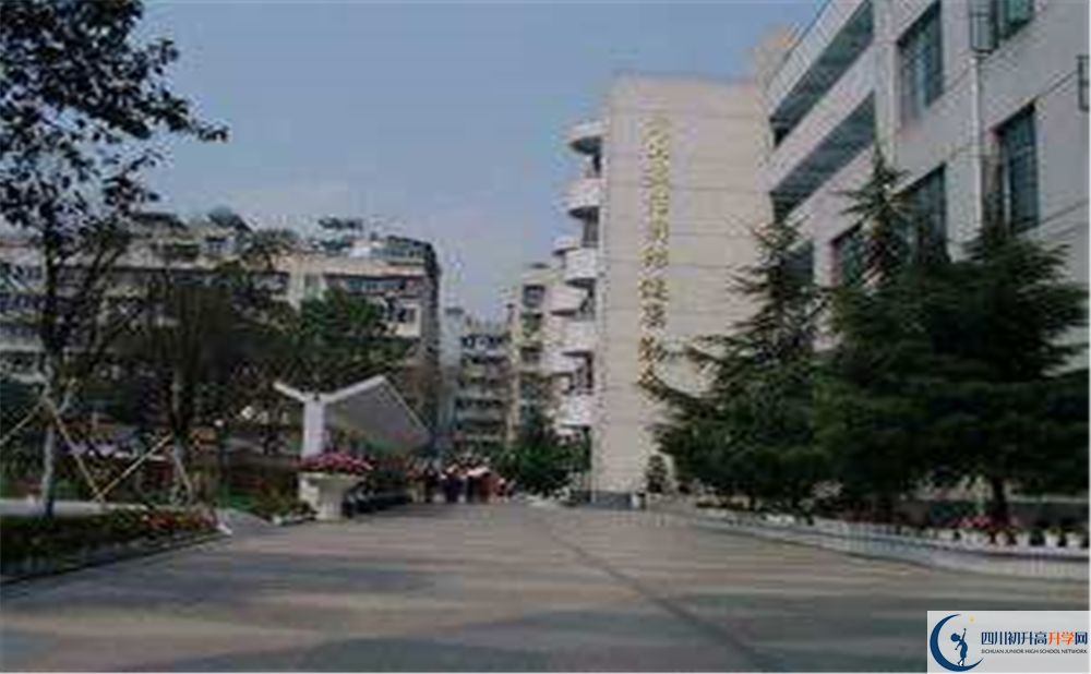 成都市第十七中學(xué)校2020年學(xué)校收費(fèi)是多少錢？