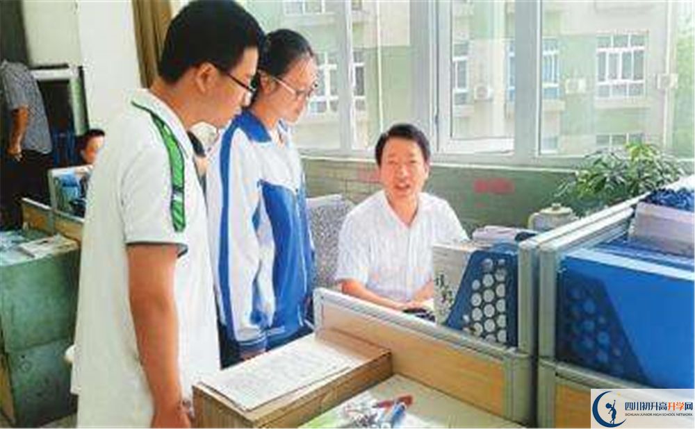 成都17中2020年學(xué)校收費(fèi)是多少錢？